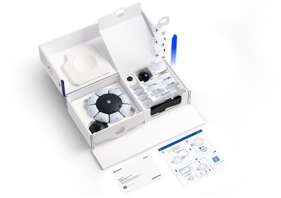 Geöffnete Access-Controller-Box mit zugänglichen Funktionen wie Schlaufen und Fächern.
