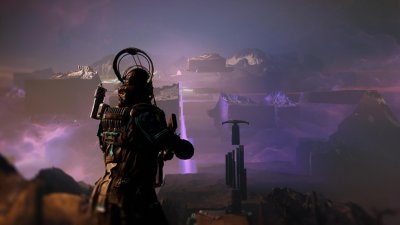 Destiny 2: 最終形態 広大な景色を見渡す武器を持ったキャラクターのスクリーンショット。